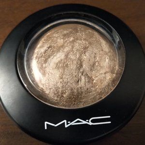 Mac Cosmetics Mineralize skinfinish in Global Glow